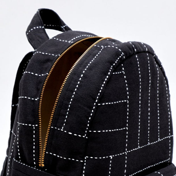Organic Cotton Small Crosshatch Backpack Charcoal zipper detail